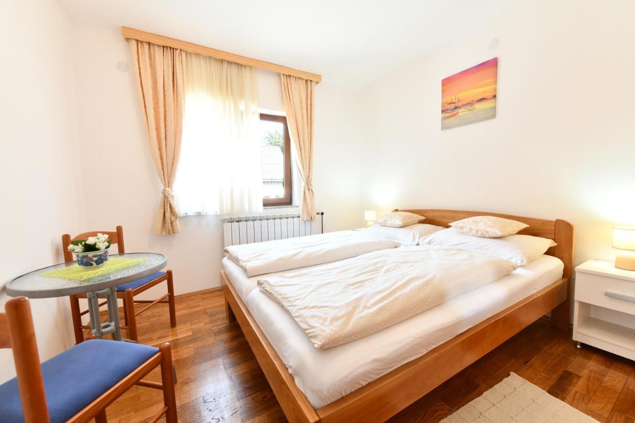 Apartment And Rooms Ivancica เซลิสเต เดรซิสโก ภายนอก รูปภาพ