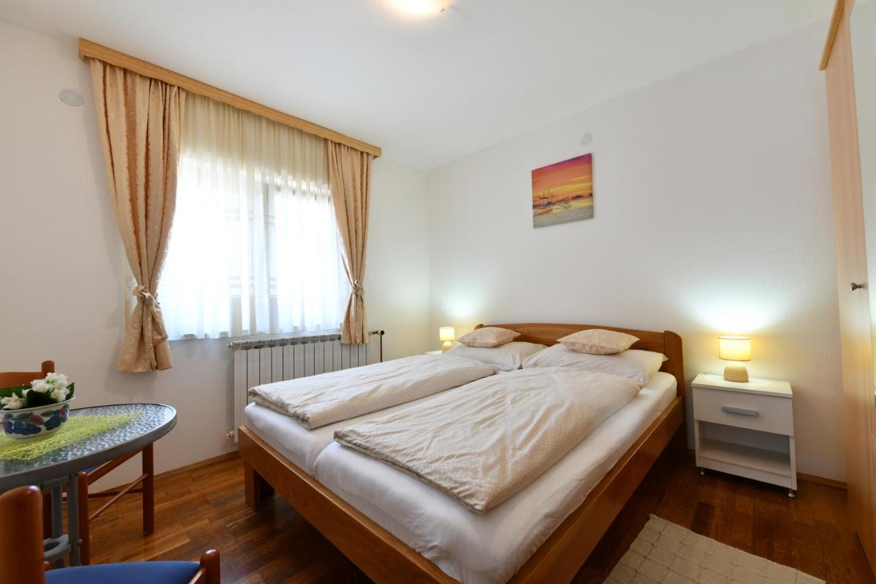 Apartment And Rooms Ivancica เซลิสเต เดรซิสโก ภายนอก รูปภาพ