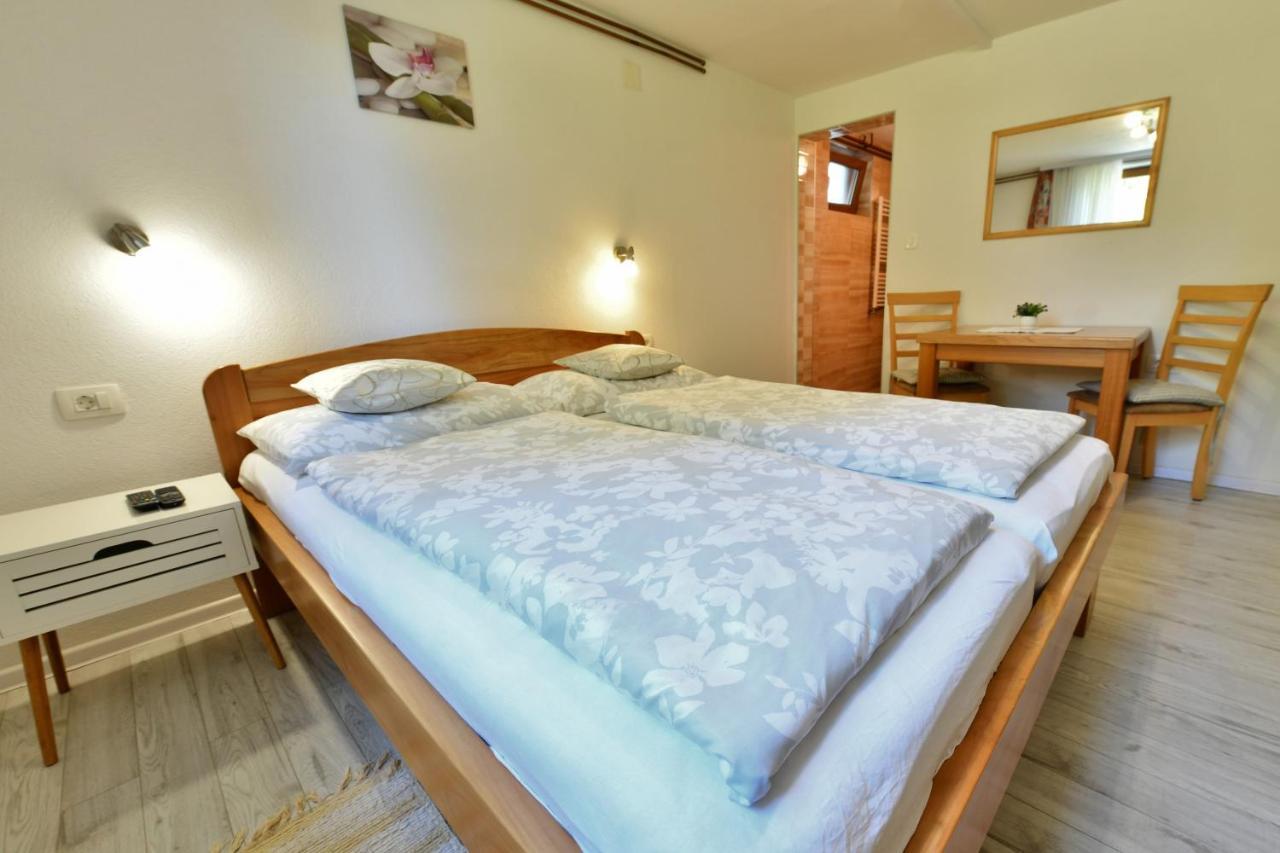Apartment And Rooms Ivancica เซลิสเต เดรซิสโก ภายนอก รูปภาพ