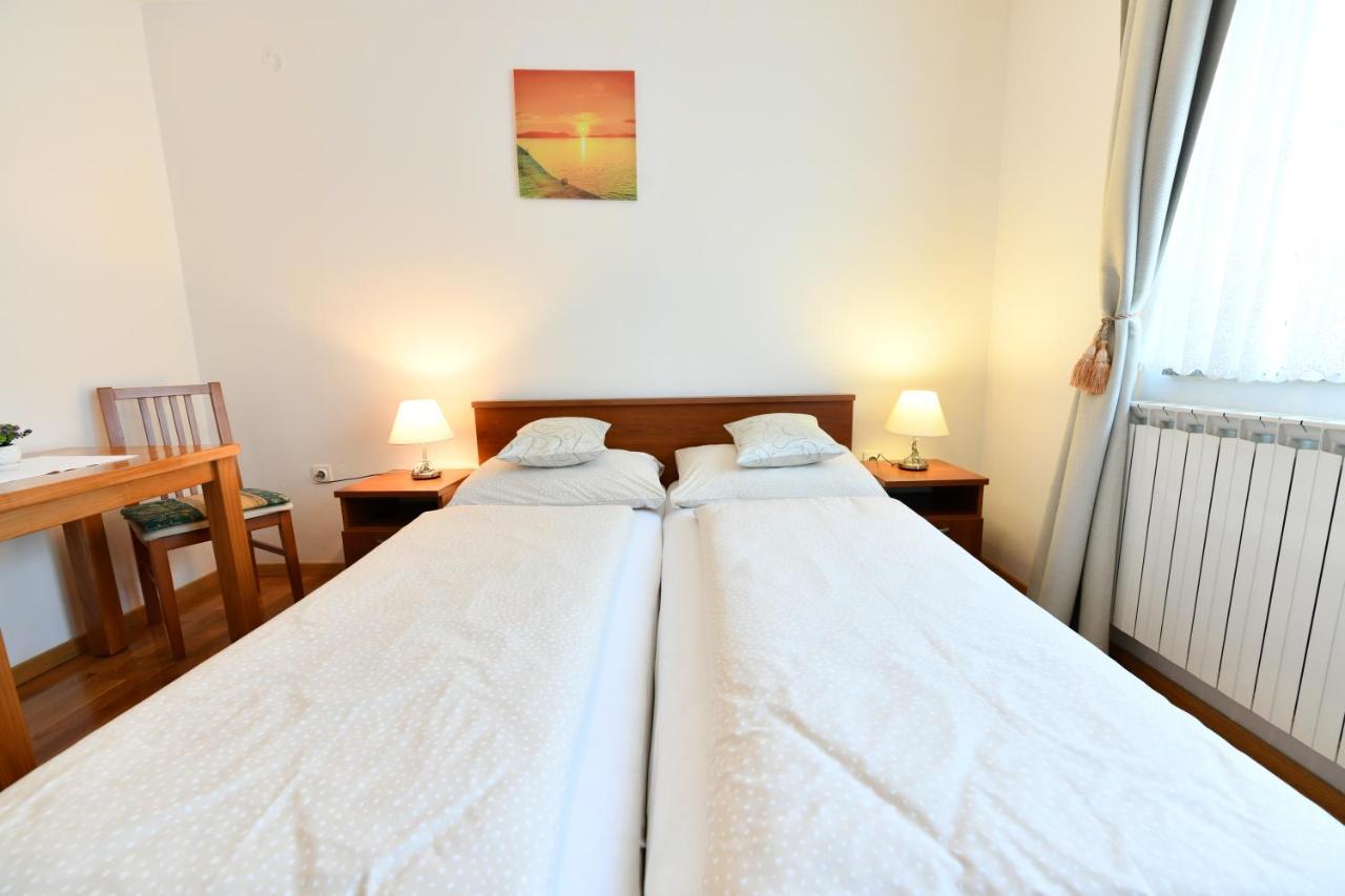 Apartment And Rooms Ivancica เซลิสเต เดรซิสโก ภายนอก รูปภาพ