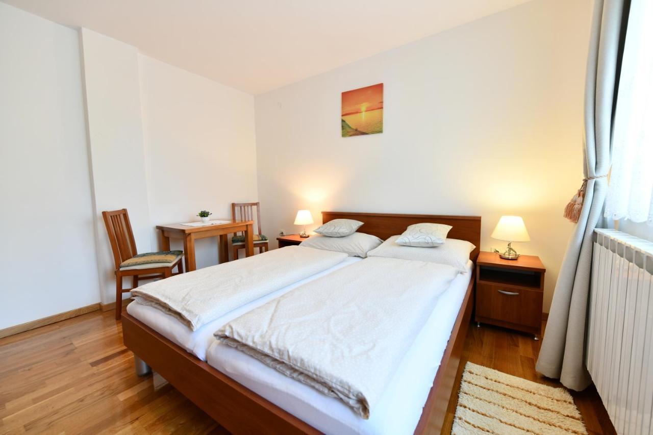 Apartment And Rooms Ivancica เซลิสเต เดรซิสโก ภายนอก รูปภาพ
