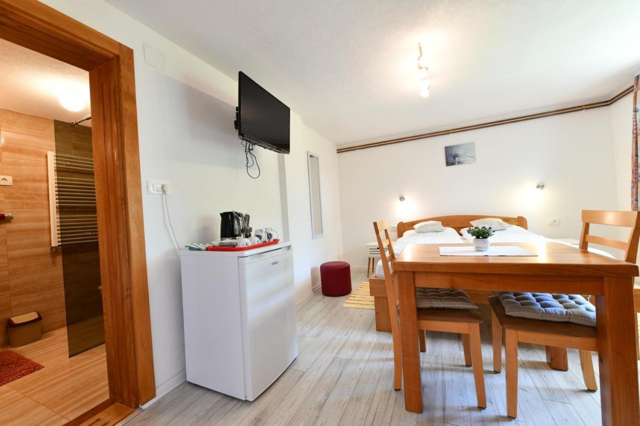 Apartment And Rooms Ivancica เซลิสเต เดรซิสโก ภายนอก รูปภาพ