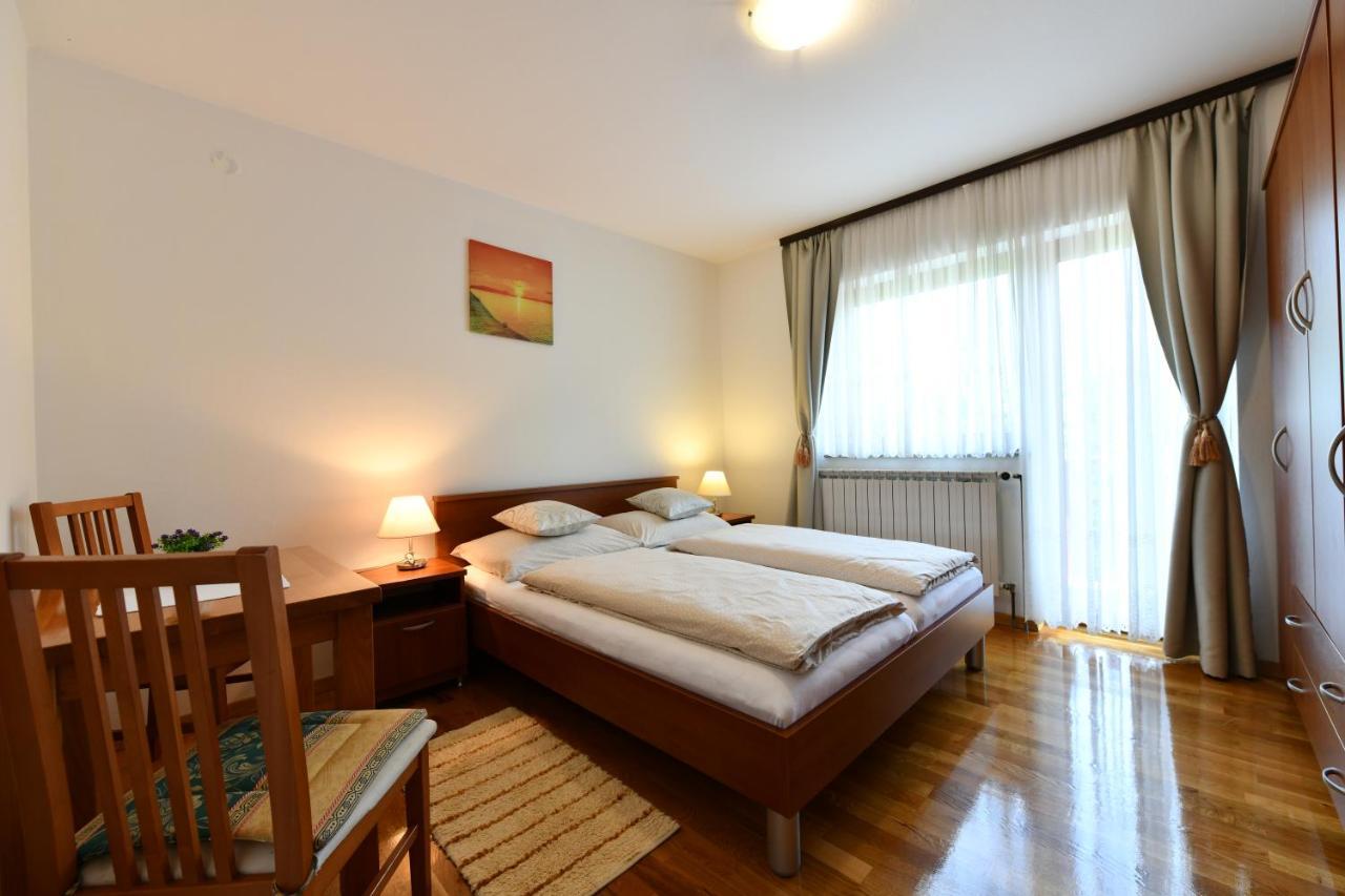 Apartment And Rooms Ivancica เซลิสเต เดรซิสโก ภายนอก รูปภาพ
