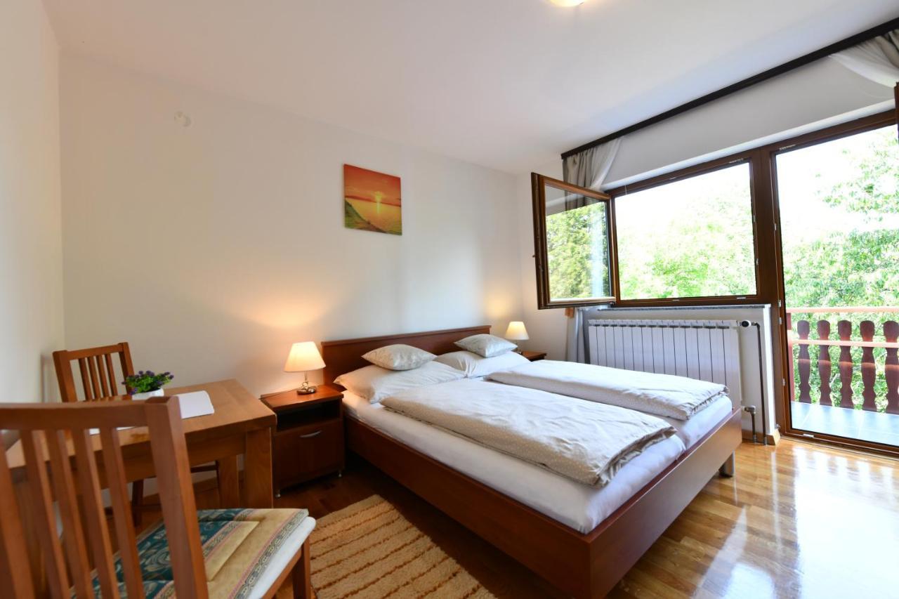 Apartment And Rooms Ivancica เซลิสเต เดรซิสโก ภายนอก รูปภาพ