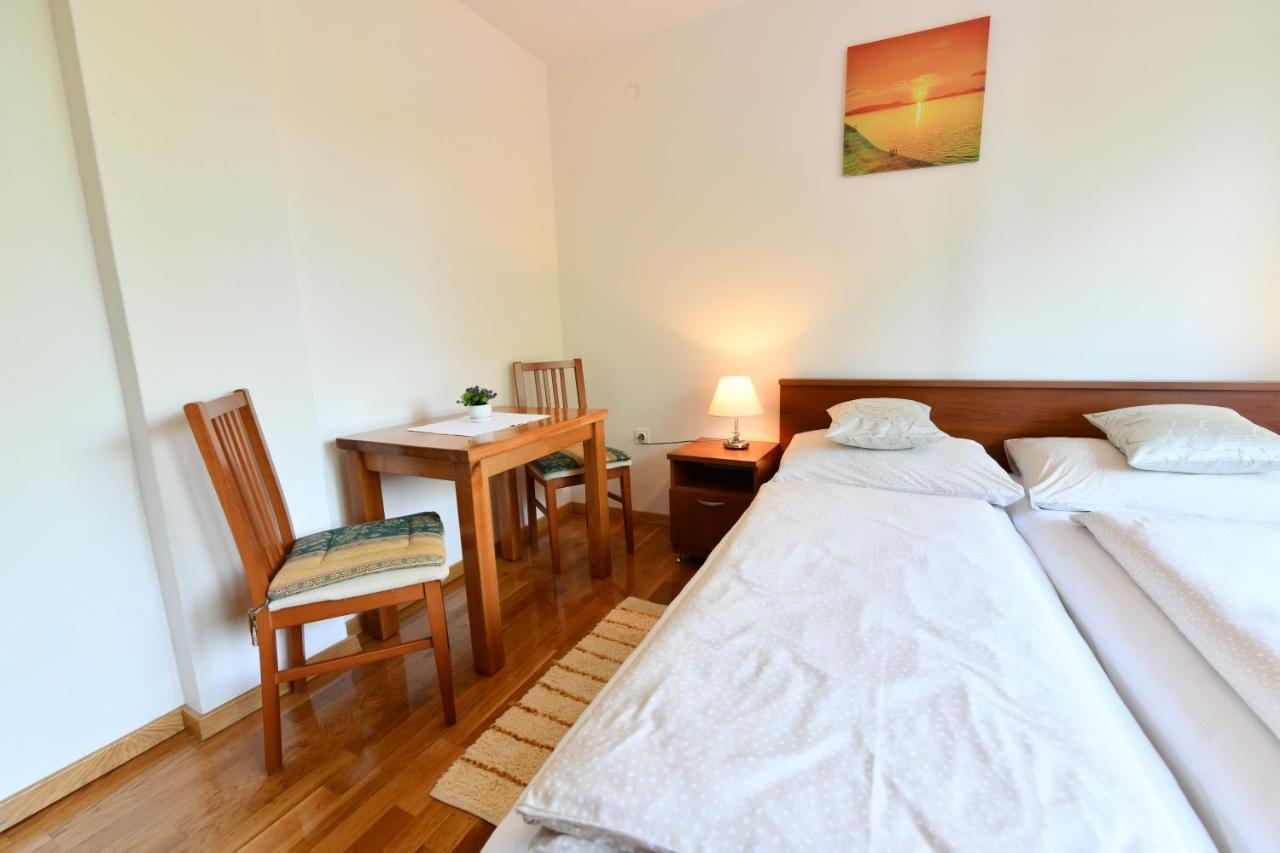 Apartment And Rooms Ivancica เซลิสเต เดรซิสโก ภายนอก รูปภาพ