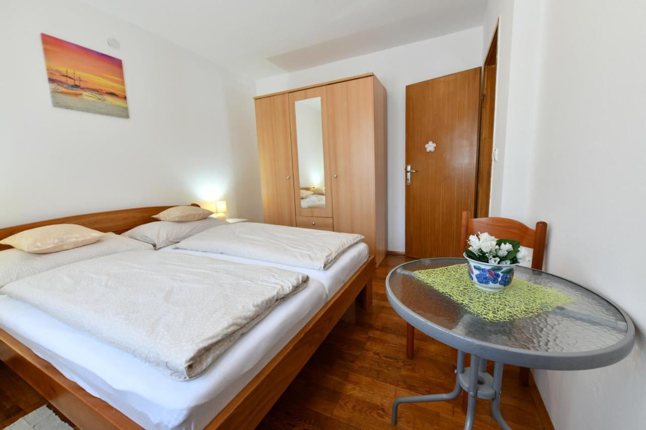 Apartment And Rooms Ivancica เซลิสเต เดรซิสโก ภายนอก รูปภาพ