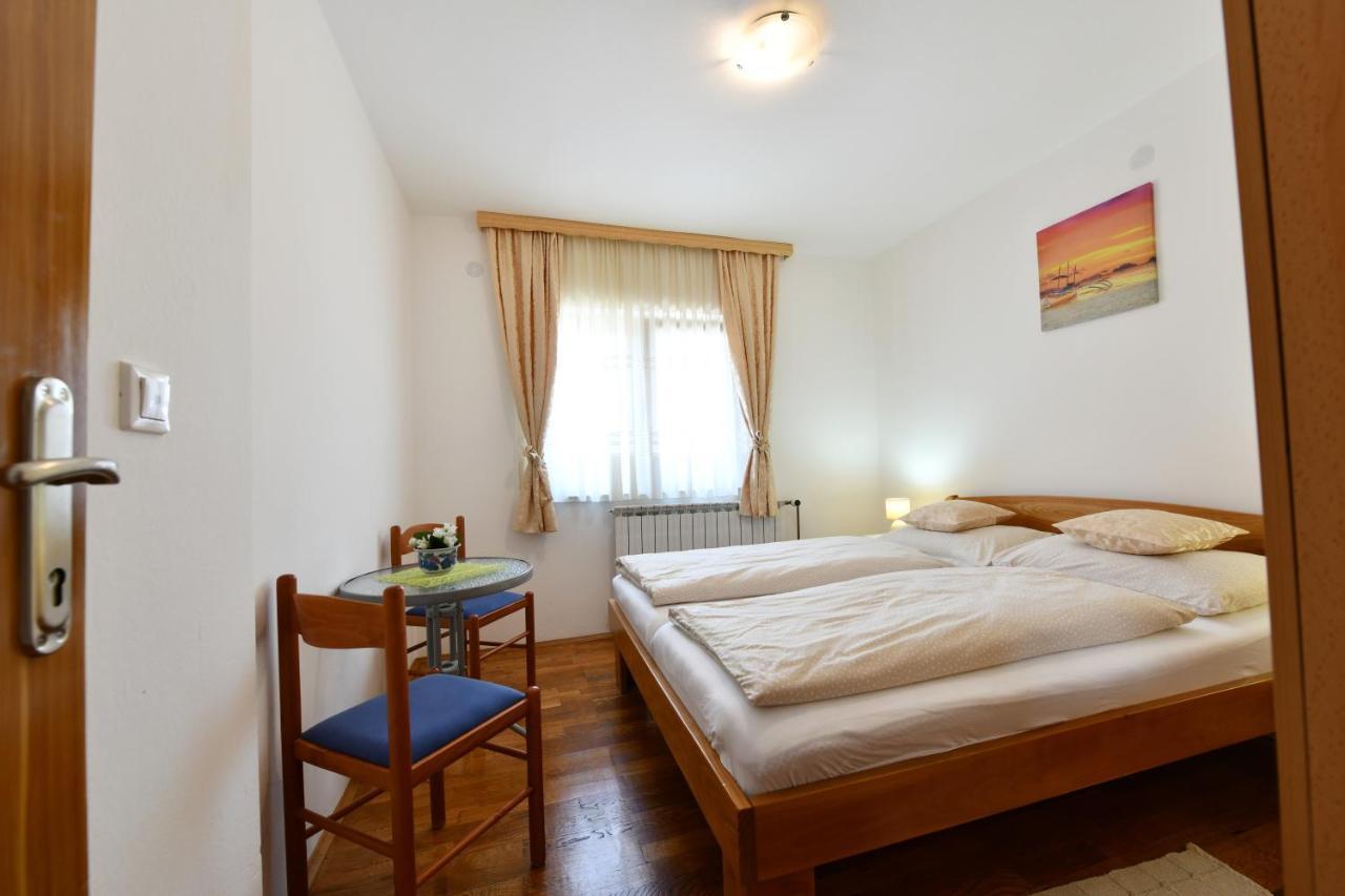 Apartment And Rooms Ivancica เซลิสเต เดรซิสโก ภายนอก รูปภาพ