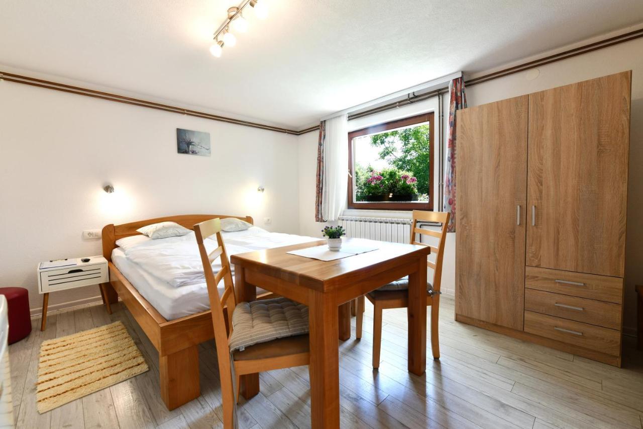 Apartment And Rooms Ivancica เซลิสเต เดรซิสโก ภายนอก รูปภาพ